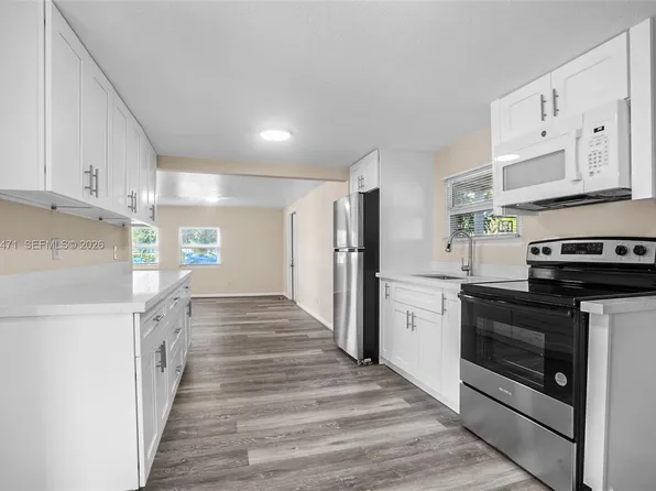 212 SW 11th St, Dania, FL 33004