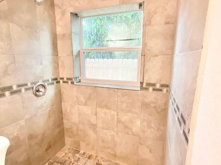 1023 N Tamarind Ave — Photo 9