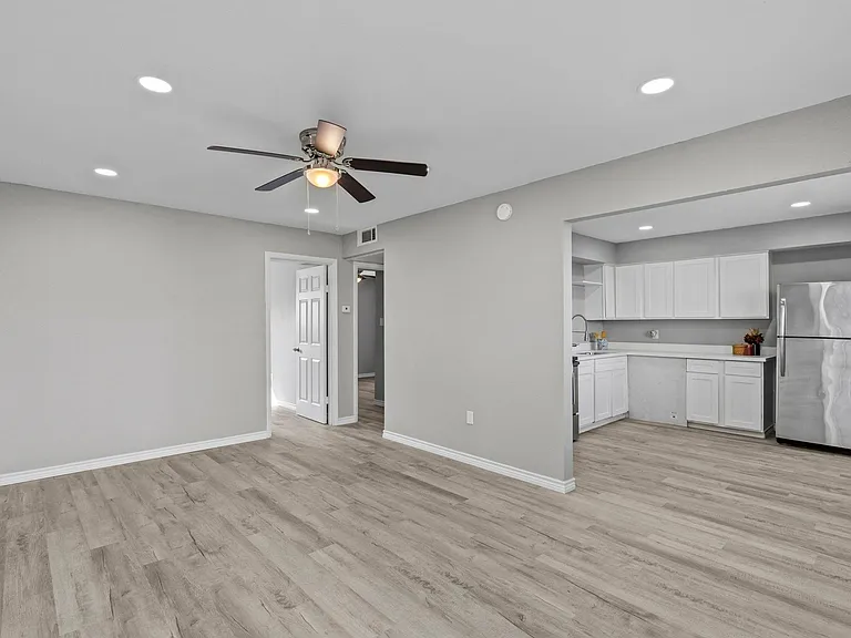 911 Avenue K #11 — Photo 2