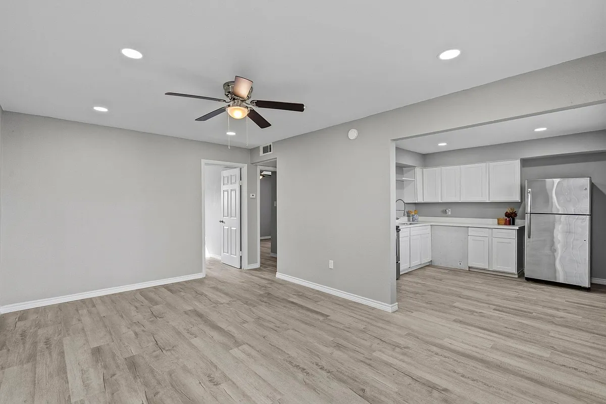 Building Photo - 911 Avenue K #11