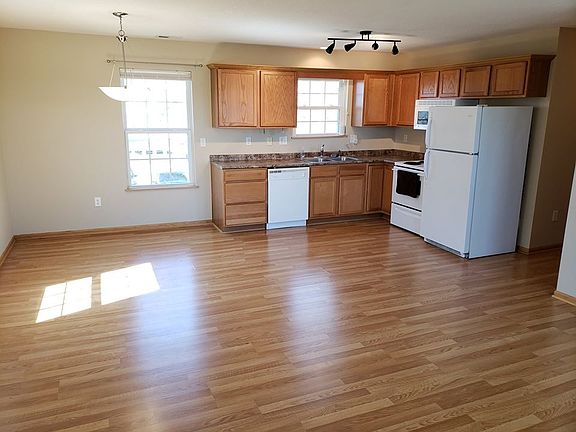3rd image of 303 NE Kingwood
