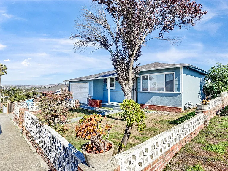 452 Wilshire Ave — Photo 2