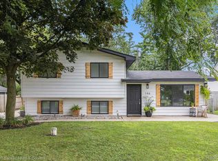 146 Oriole Rd, Commerce Township, MI 48382