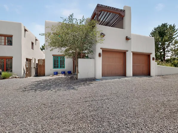 401B Apache Dr, Taos, NM 87571