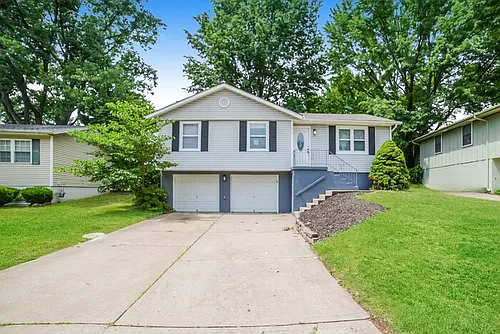 317 NE Lakeview Dr Photo 1