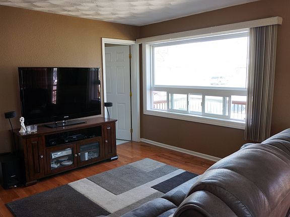 3rd image of 1030 Custer Ave