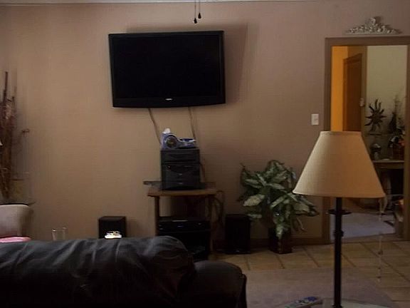 LARGE 15X18 LIVING AREA THAT FLOWS INTO KITCHEN