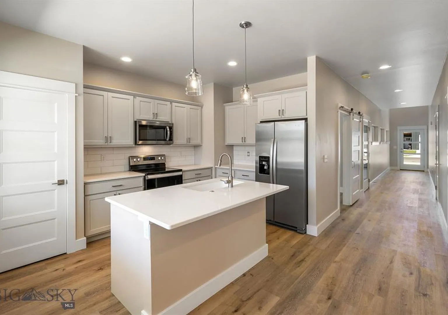 4 Bedroom Modern Townhome! — Photo 2