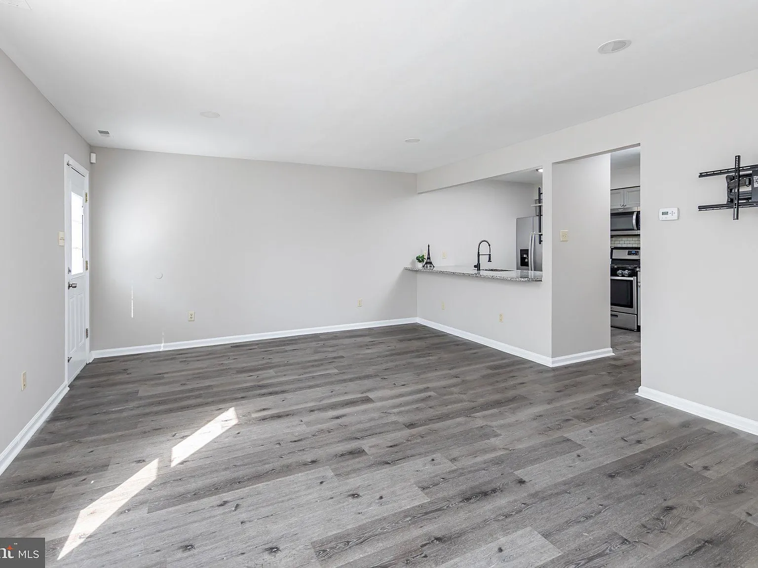 3 bed, 1.5 bath, 1500 sqft, $2,500 — Photo 3