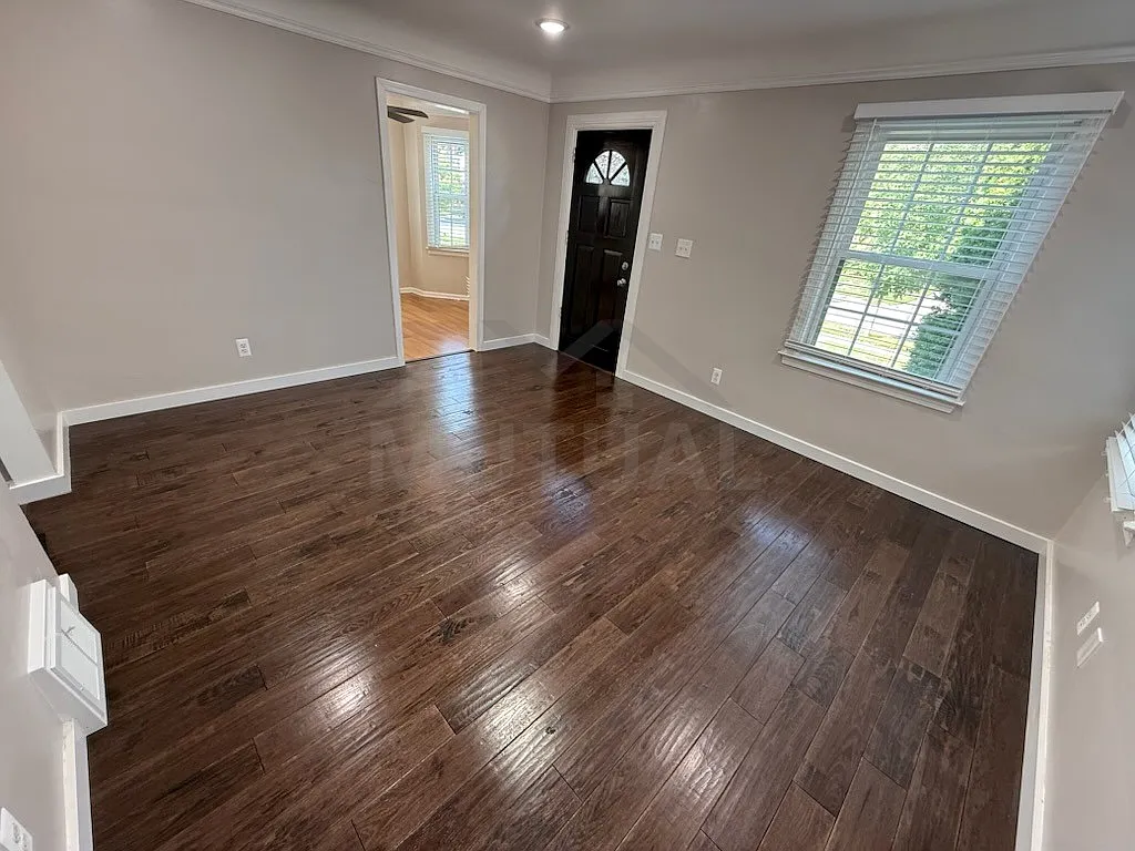 3 bed, 1.0 bath, 1212 sqft, $1,800 — Photo 2