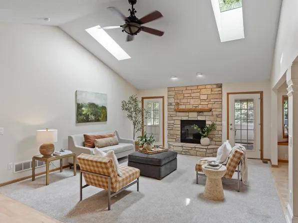 2452 Eagle Valley Dr, Woodbury, MN 55129