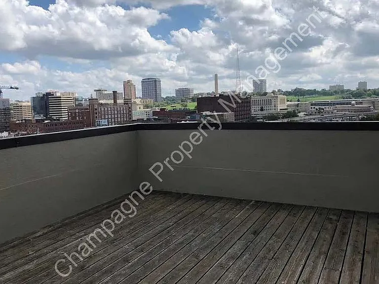 1820 Washington St — Photo 2