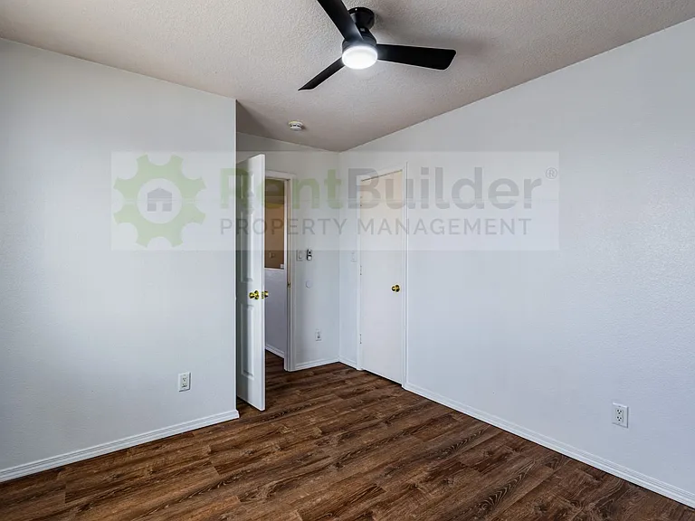 8309 Crimson Ave NE — Photo 18