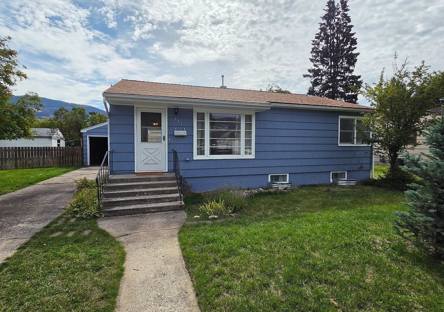 Charming House with Detached Garage — Photo 1
