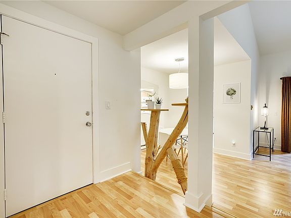 3rd image of 4737 W Lake Sammamish Pkwy SE #302