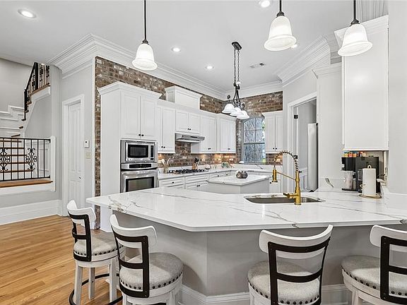 4th image of 216 Merion Cir