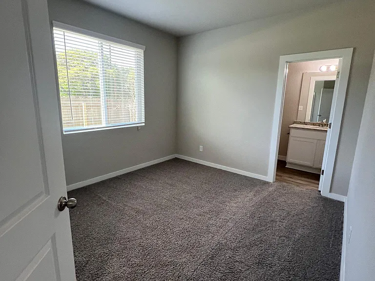 21527 Sir Walter Ln — Photo 2