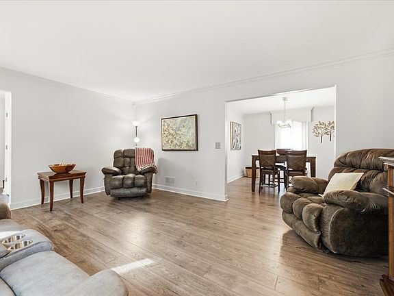 3rd image of 626 Highbury Ln