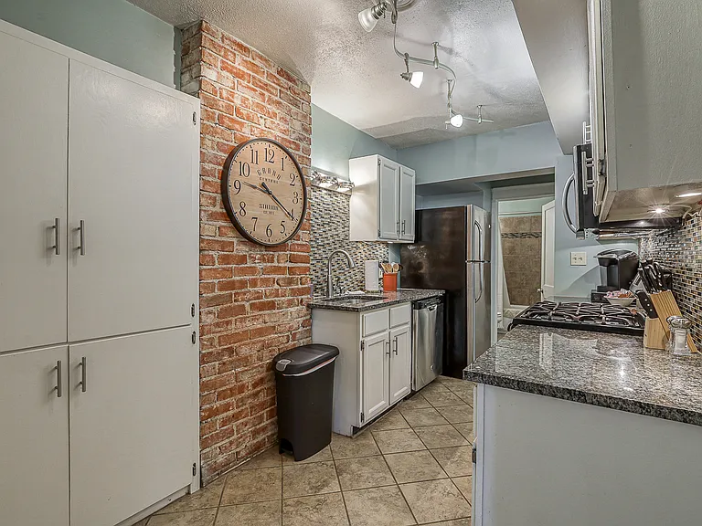 3400 & 3402 Gillham Rd — Photo 27