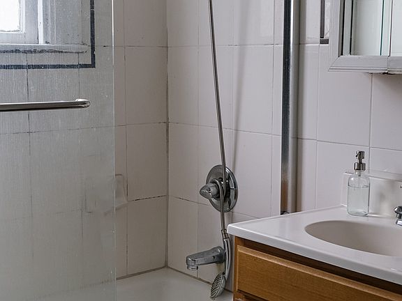 2nd image of 106 Shotwell St #106