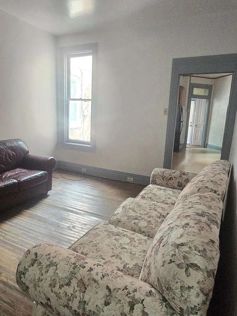 6 Bedroom Townhome Approved Off-Campus Housing for York College — Photo 4