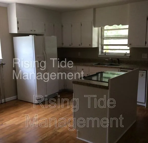 1928 Poplar Dr — Photo 11
