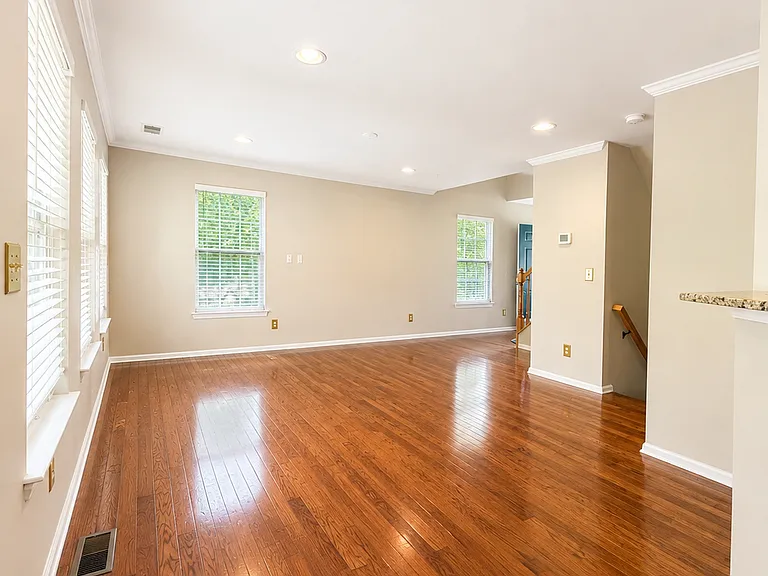 116 Wallace Ct — Photo 5