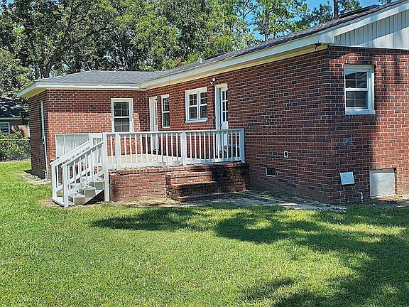 2nd image of 207 Dixie St