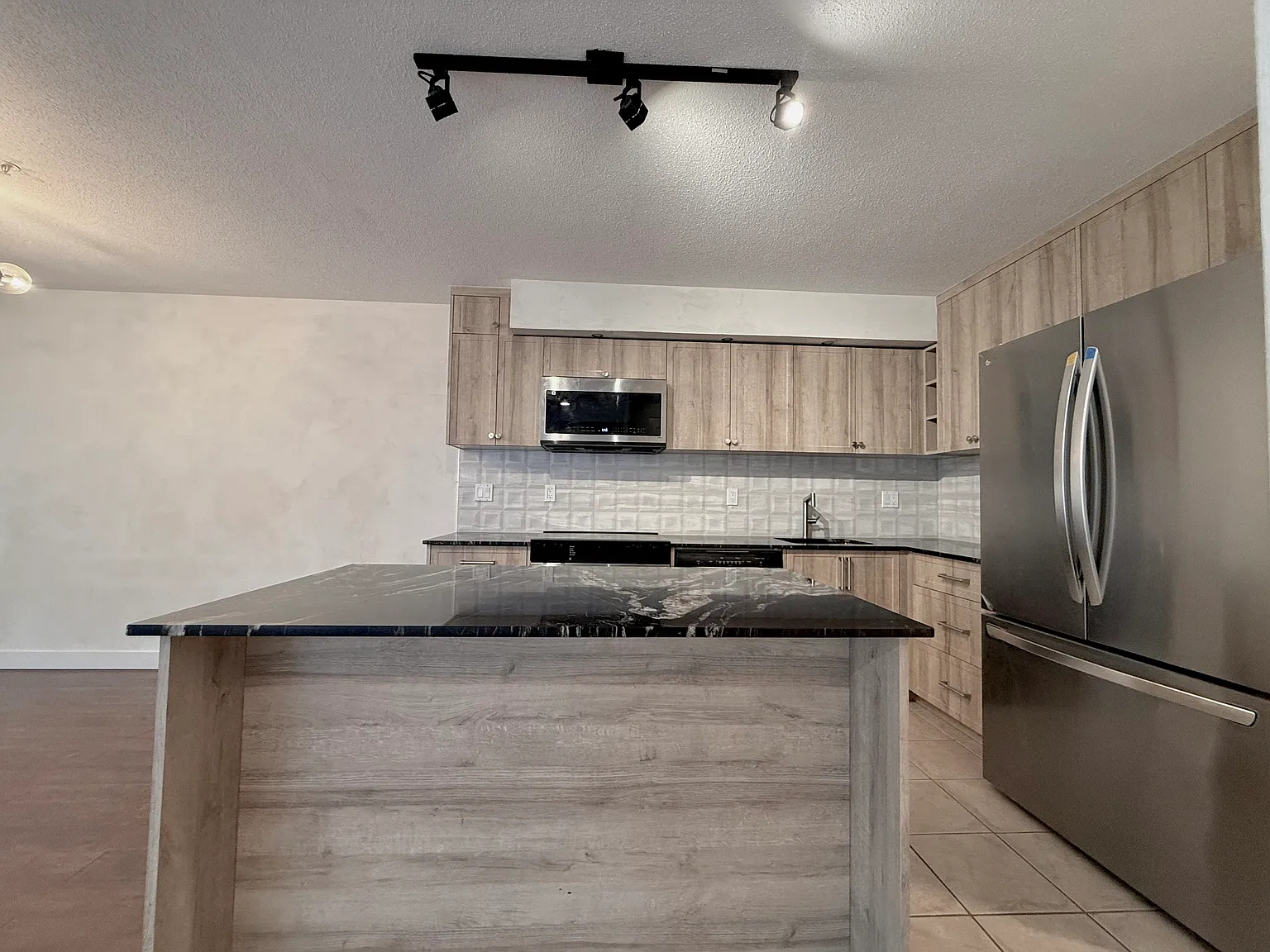 3 bed, 2.5 bath, 1548 sqft, $3,500 — Photo 2