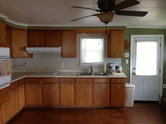 Open floor plan to kitchen