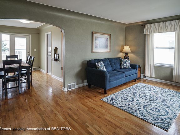 5th image of 1121 E Greenlawn Ave