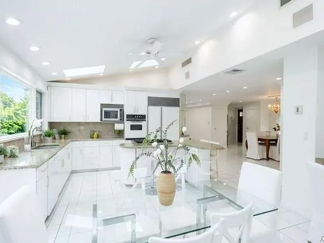 4 bed, 4.0 bath, 2384 sqft, $6,500 — Photo 4