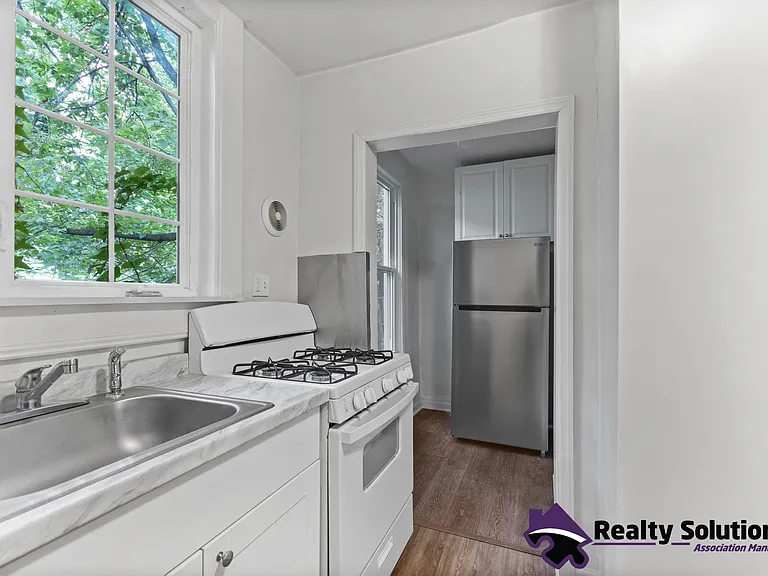 733 E Cherry St — Photo 9