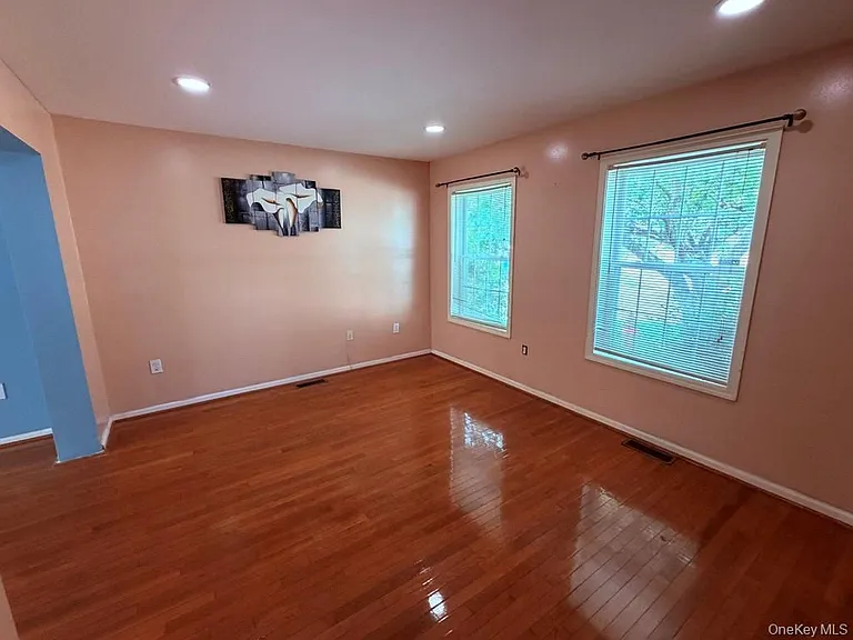 7 Pond St — Photo 2
