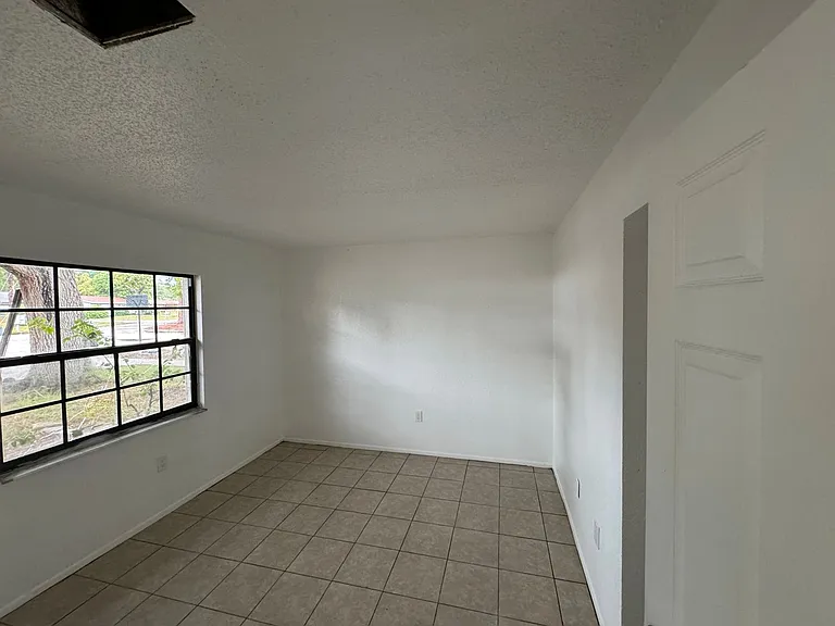 5609 20th St W — Photo 16