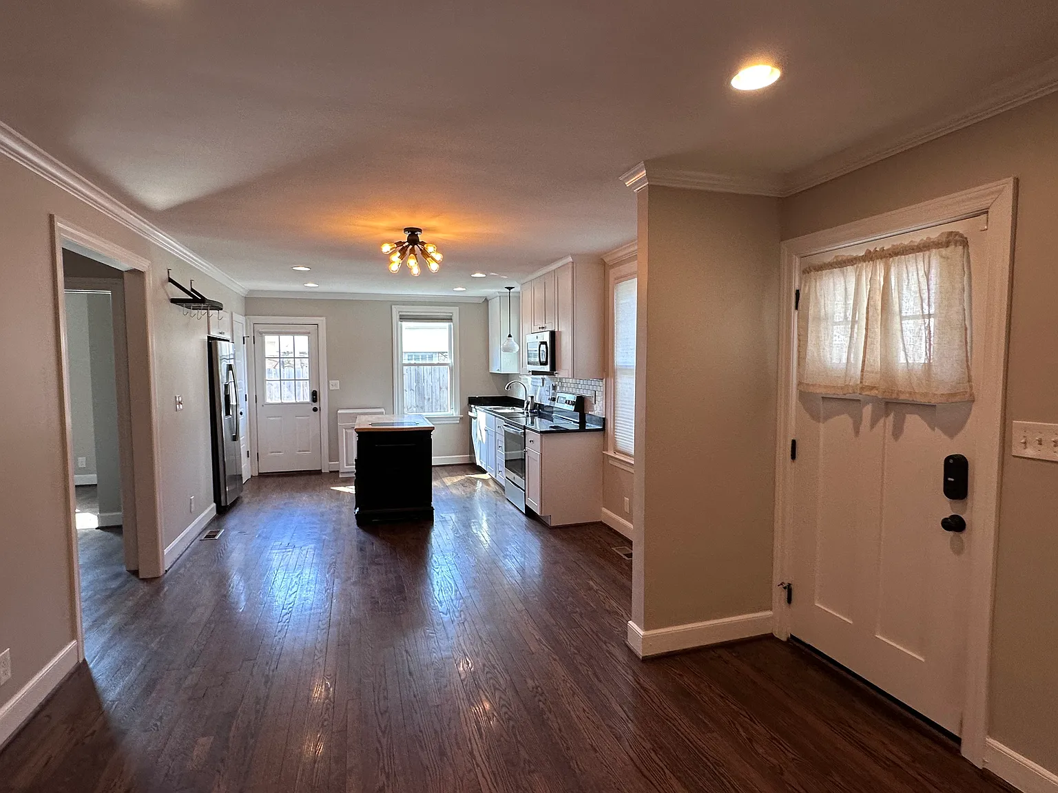 3 bed, 1583 sqft, $3,250 — Photo 2