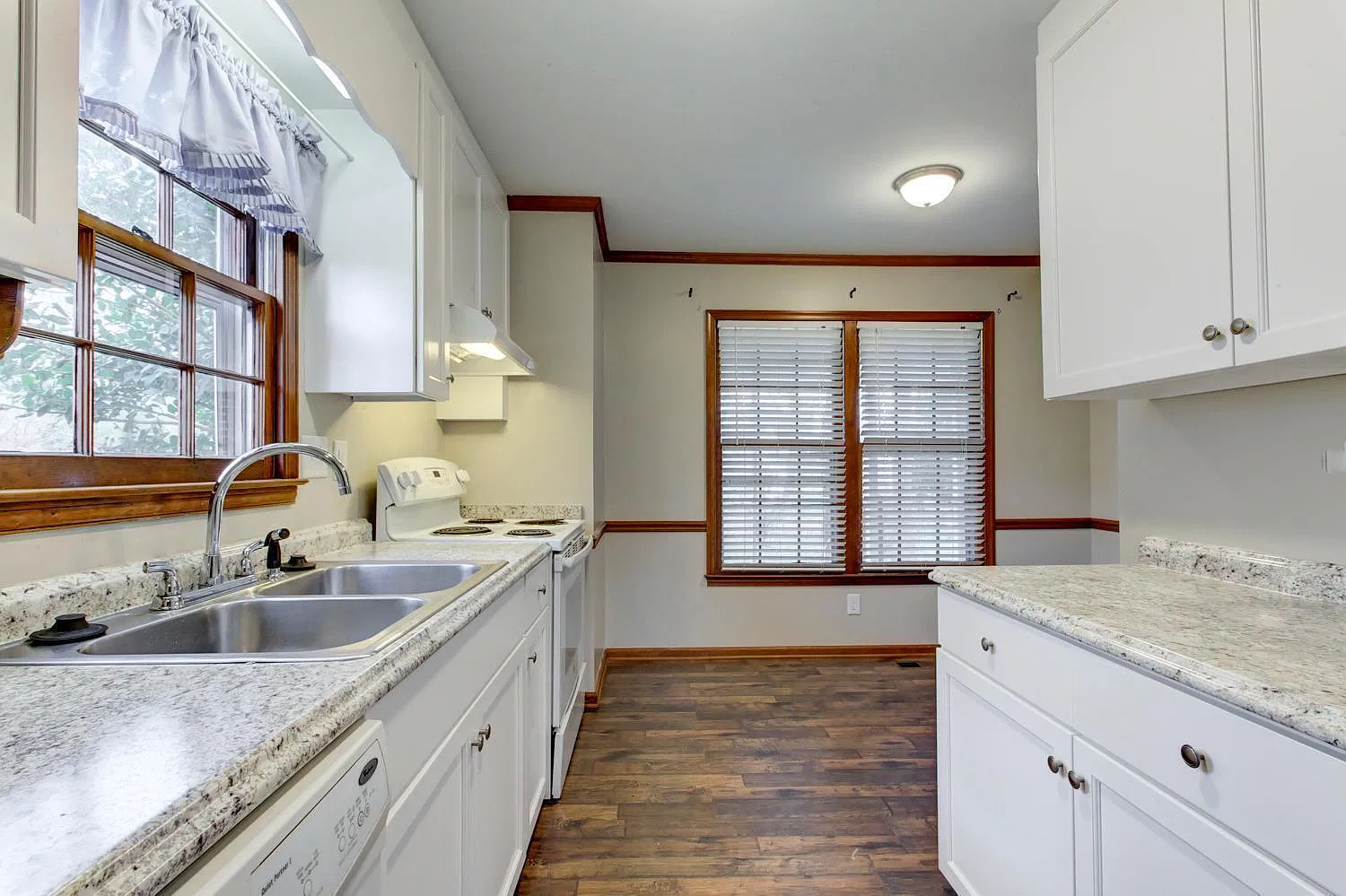 3 bed, 2.0 bath, 1525 sqft, $1,900 — Photo 3