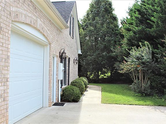 5th image of 217 Duncraig Dr