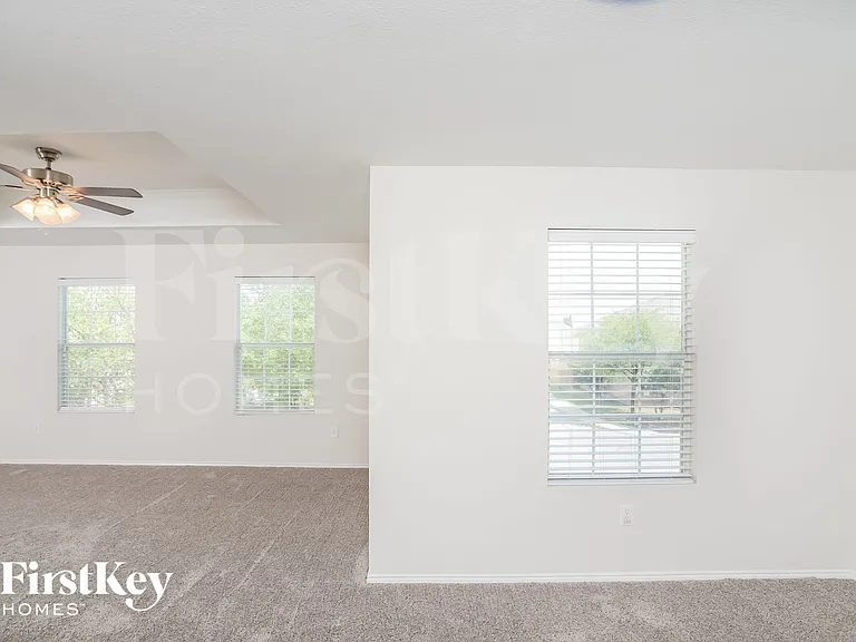 8503 Silver Willow — Photo 4