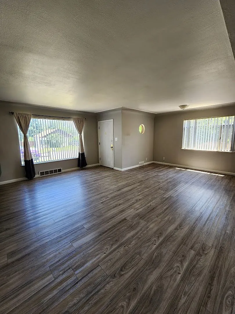 Long Realty & Property Management - Spacious Lakewood Ranch on Oversized Lot Near Light Rail — Photo 3