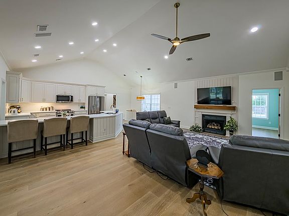 4th image of 33 Surrey Cir