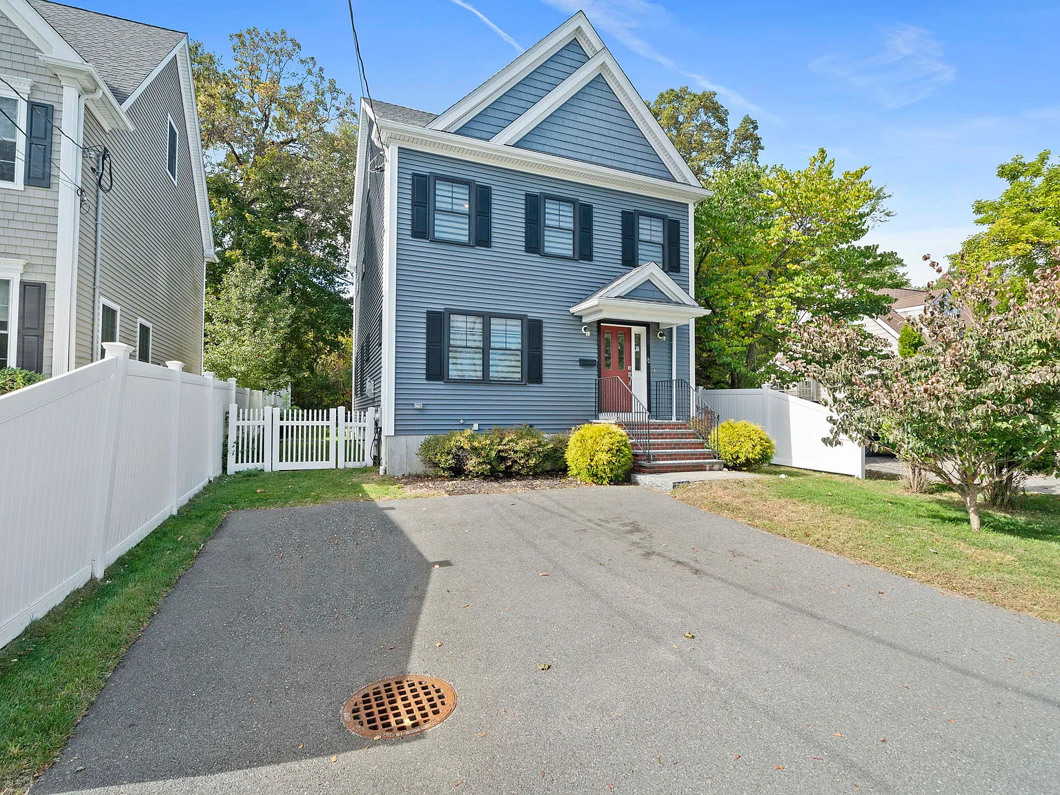 3 bed, 3.5 bath, 2100 sqft, $5,200 — Photo 2