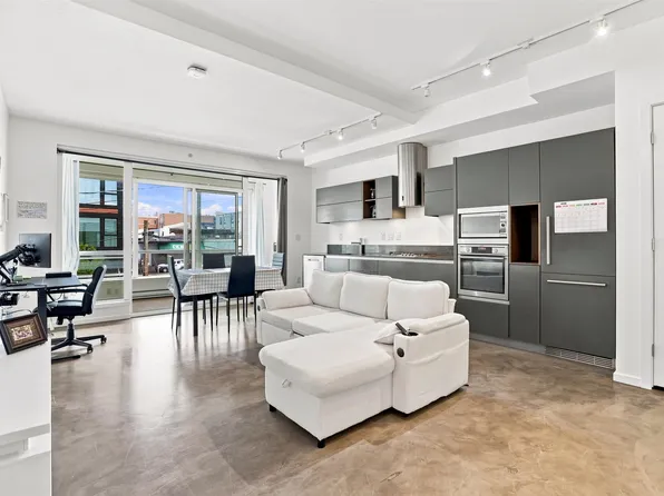 133 E 8th Ave #209, Vancouver, BC V5T 1R8