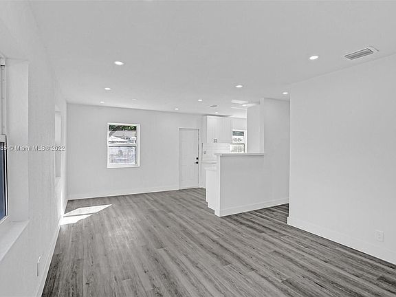3rd image of 16065 NE 9th Pl