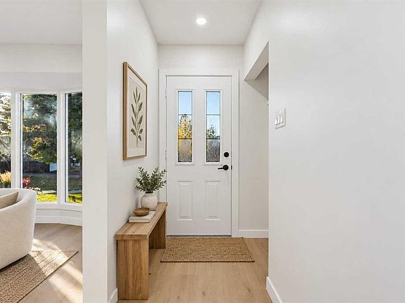 3rd image of 83 W Ferncliff Cres SE