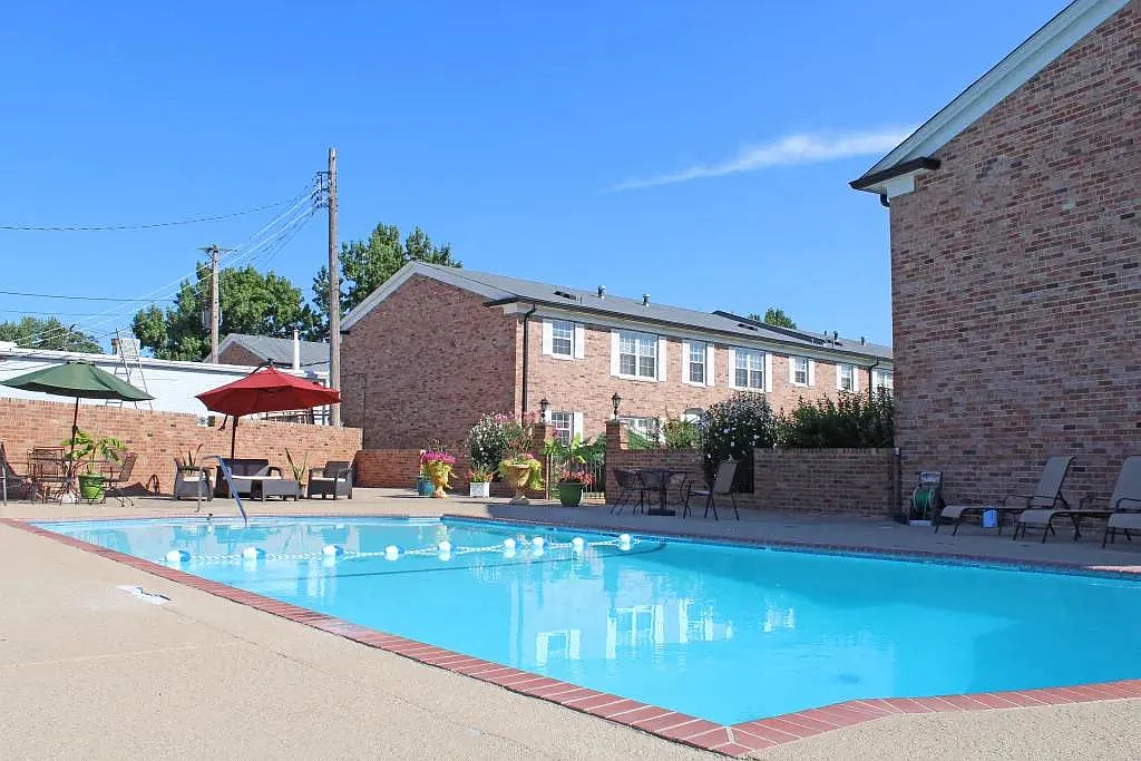 Colonial Village Apartments — Photo 4