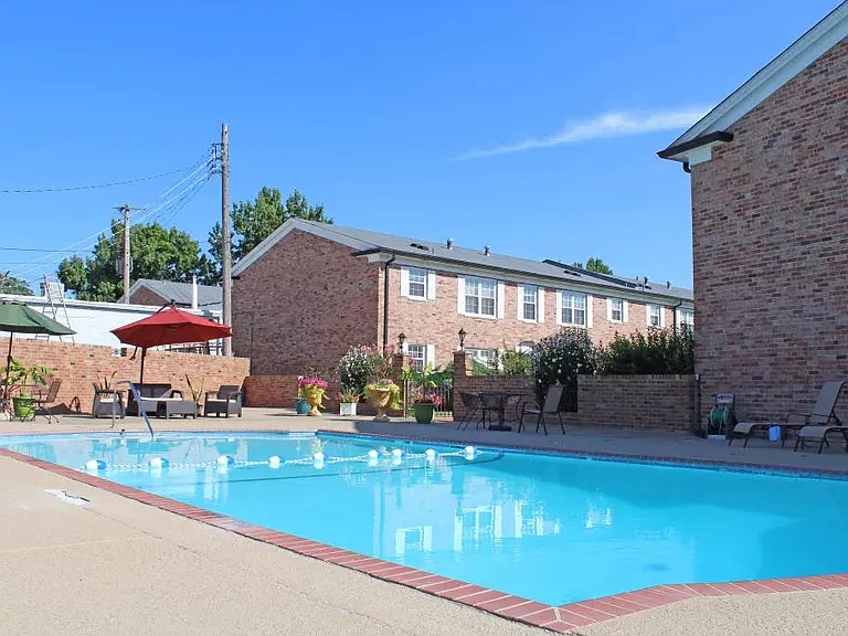 Colonial Village Apartments — Photo 4