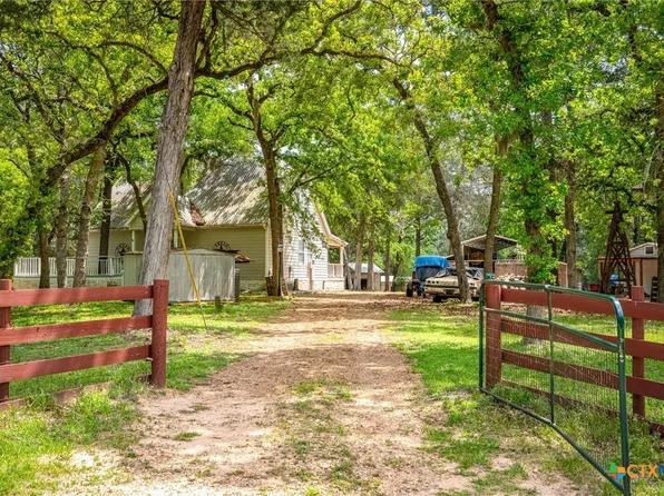 1055 Beech Crest Dr, New Ulm, TX 78950