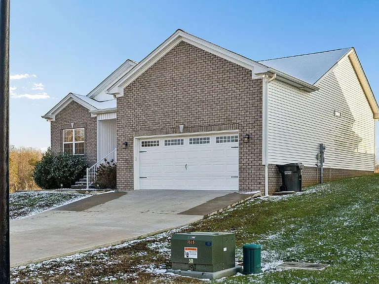 207 Bedford Ct — Photo 37