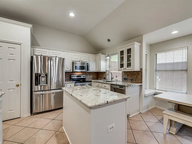 808 Amber Ct — Photo 13